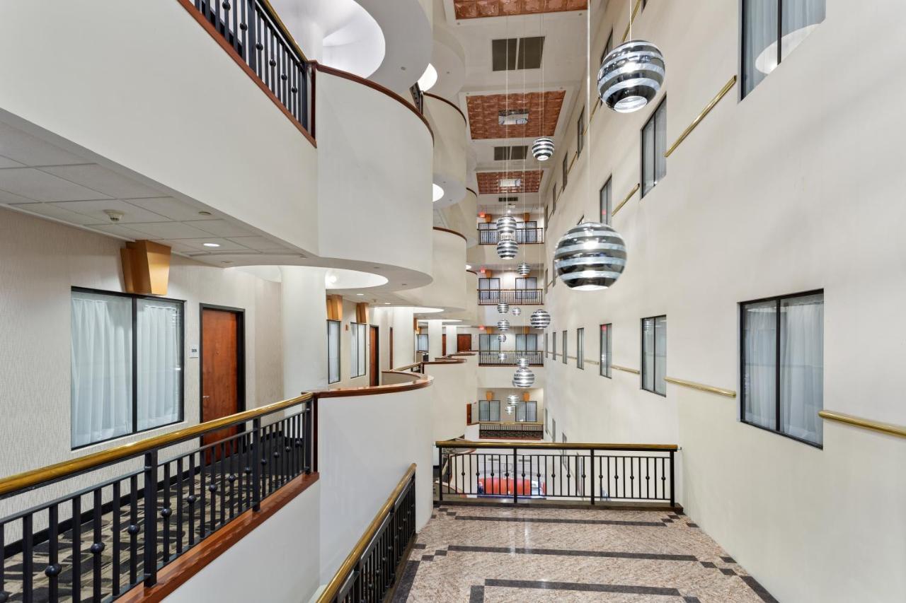 Hotel Wyndham Garden Baronne Plaza à La Nouvelle-Orléans Extérieur photo